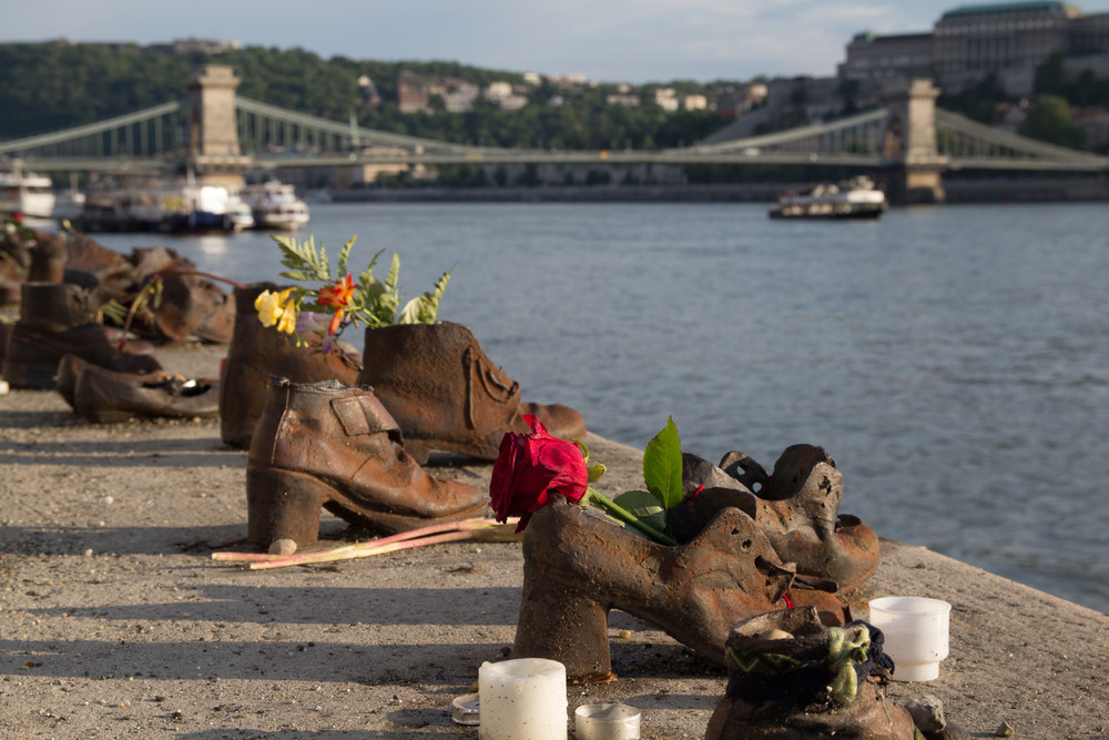 A Duna-parti cipőkben pózolt a turista, a kép bejárta a világsajtót