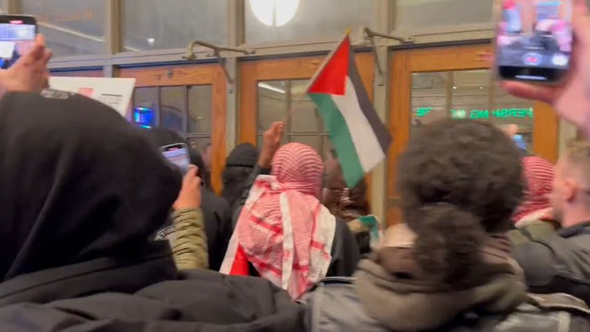 Művért fröcsköltek és síró nőt fenyegettek az Izrael-ellenes tüntetők New Yorkban + videó