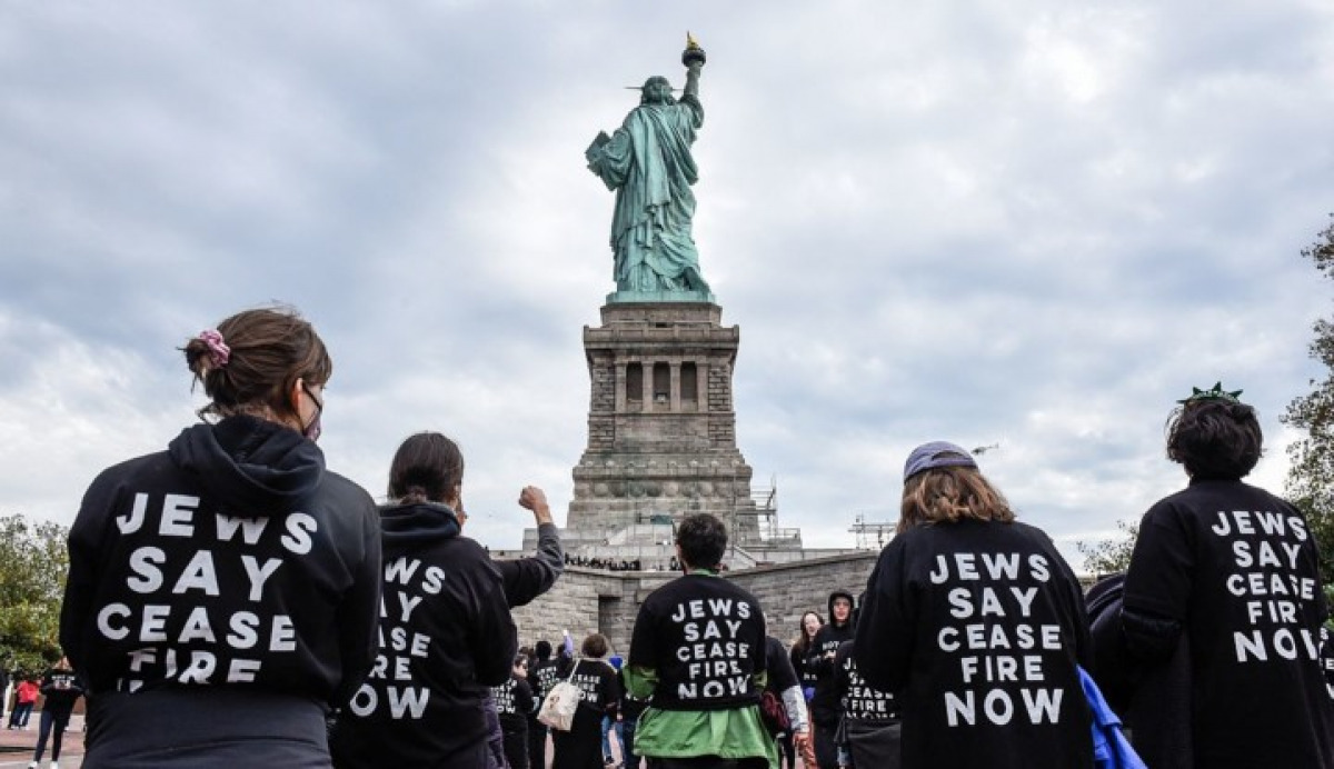 Zsidó aktivisták megszállták a New York-i Szabadság-szobrot, hogy tűzszünetet követeljenek