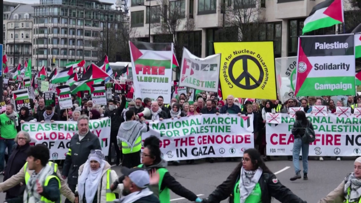 Londonban és Tel-Avivban is tüntettek a Gázai övezetben zajló izraeli offenzíva ellen + videó