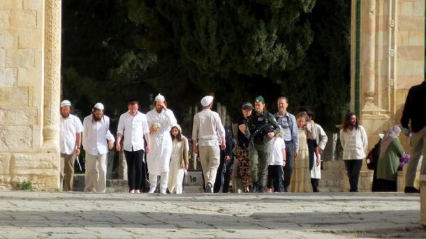 Zsidó telepesek rohanták le a jeruzsálemi al-Aksza mecsetet | TRT Magyar